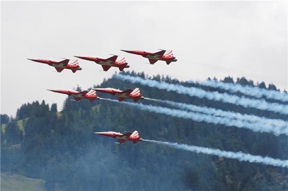 Die Patrouille Suisse präsentierte im wolkenverhangenen Himmel über dem Flugplatz St. Stephan die hohe Kunst und genaue Präzision des Verbandfluges.