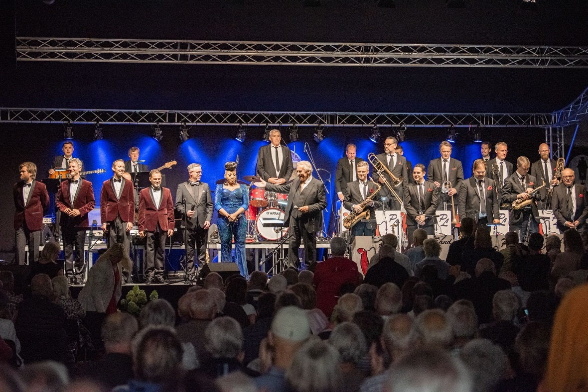 Die Pepe Lienhard Big Band mit Sängerin Dorothea Lorene, Sänger Kent Stetler sow...