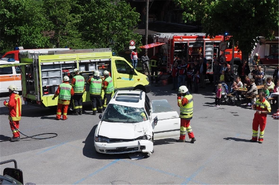 Die Person ist eingeklemmt und muss mit schwerem Gerät befreit werden.