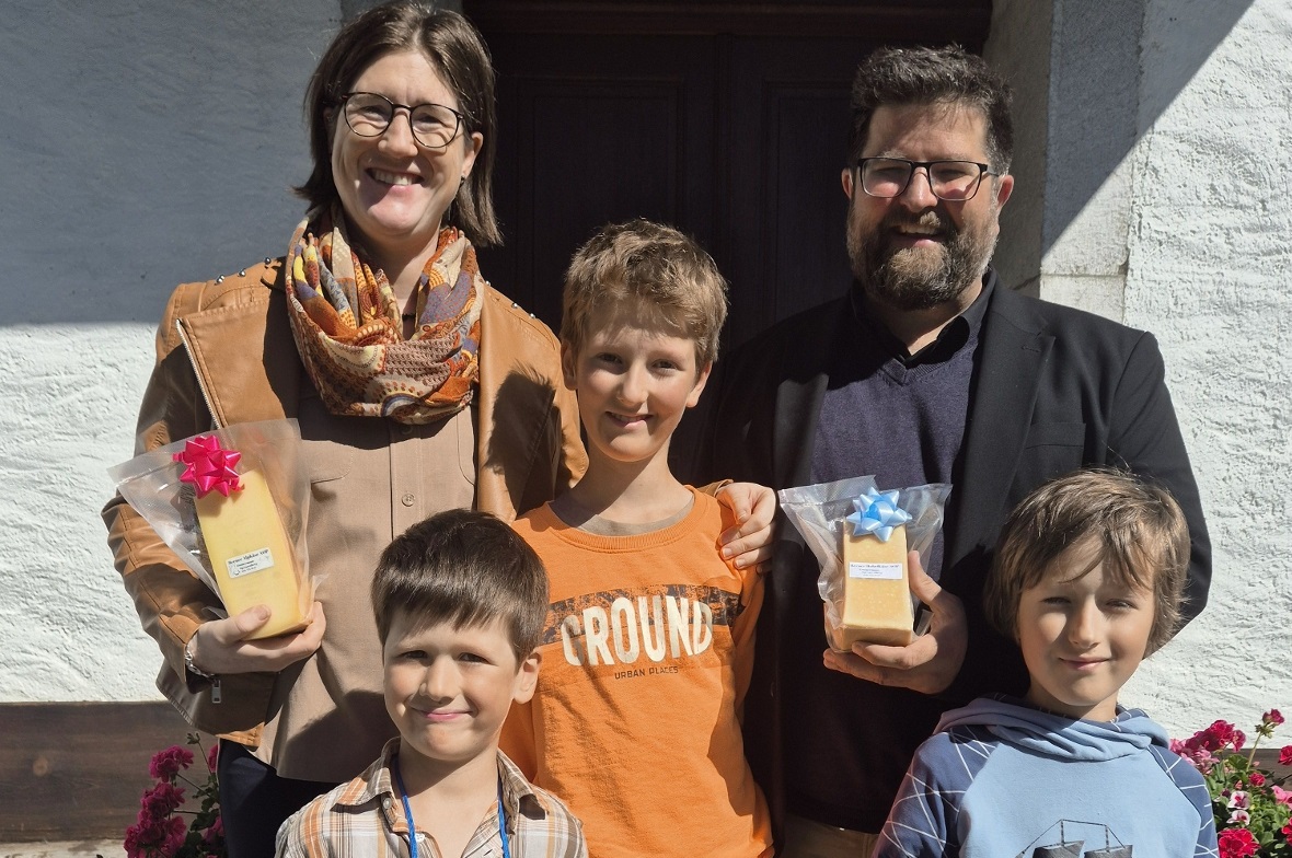 Das Puzzlebild der Kirchgemeinde St. Stephan ist komplett Die Pfarrfamilie: Daniel Röthlisberger mit Ehefrau Nadine, so wie den Söhnen Samuel, Leon und Lukas.