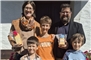 Die Pfarrfamilie: Daniel Röthlisberger mit Ehefrau Nadine, so wie den Söhnen Samuel, Leon und Lukas.