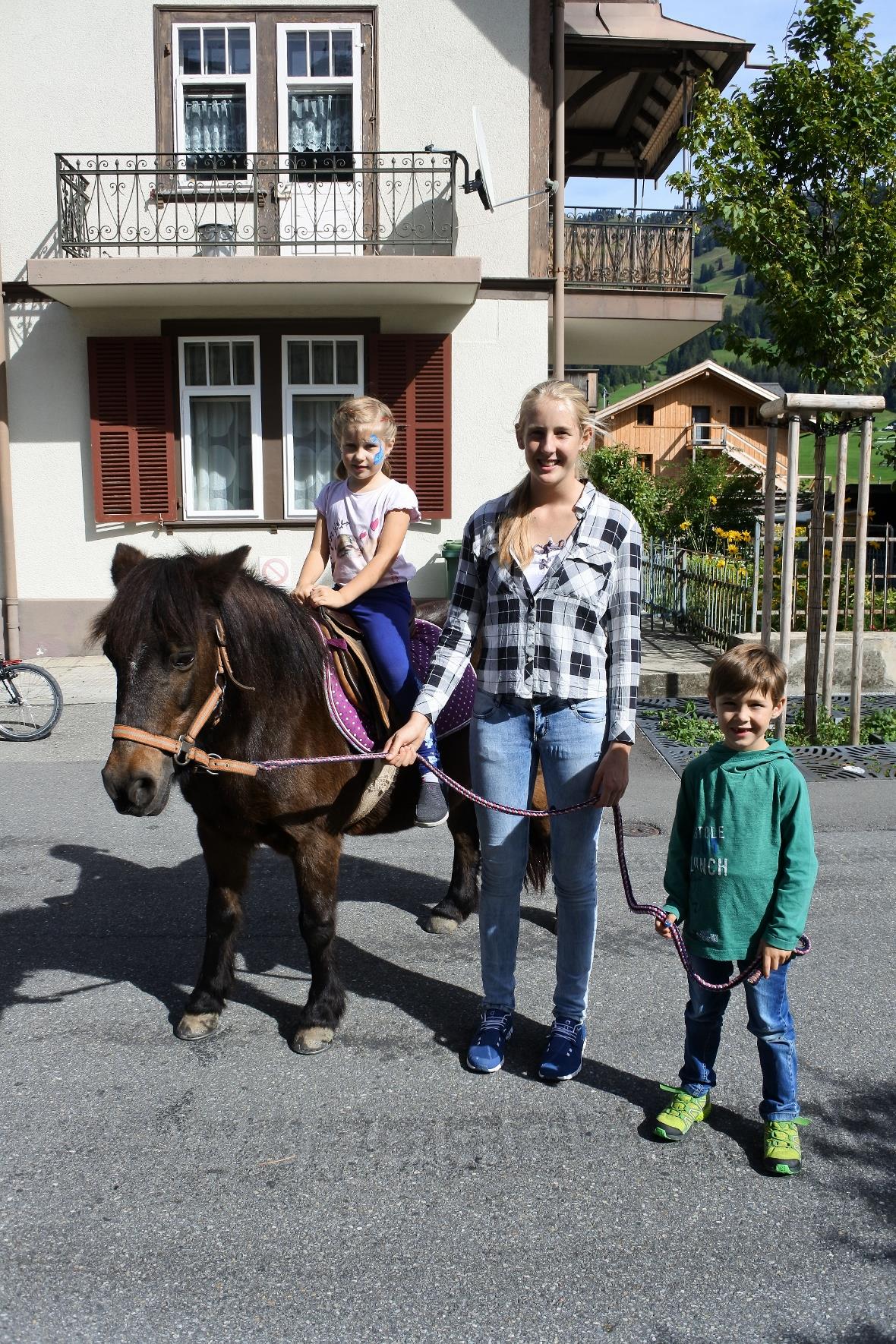 Die Pferdebegeisterten begleitete Lisa Ruf mit ihrem Pony Brünette.