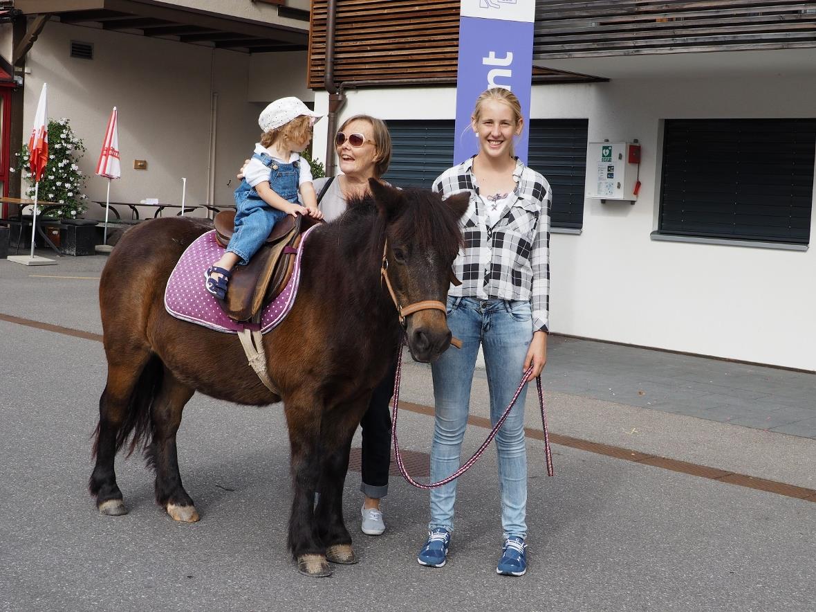 Die Pferdebegeisterten begleitete Lisa Ruf mit ihrem Pony Brünette.