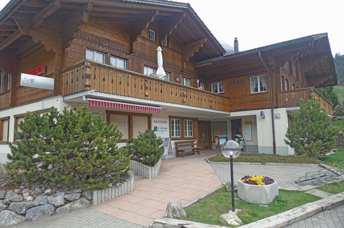 Die Post im Dienstleistungszentrum «Nageldach» bei der Raiffeisenbank und beim Tourismusbüro.