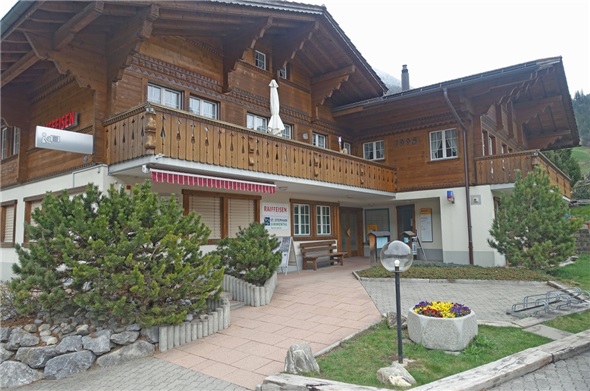 Die Post im Dienstleistungszentrum «Nageldach» bei der Raiffeisenbank und beim Tourismusbüro.