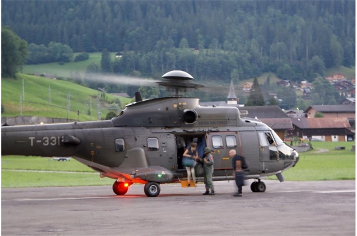 Die Präsidentenmaschine der Swiss Air Force nach der Landung in Zweisimmen.