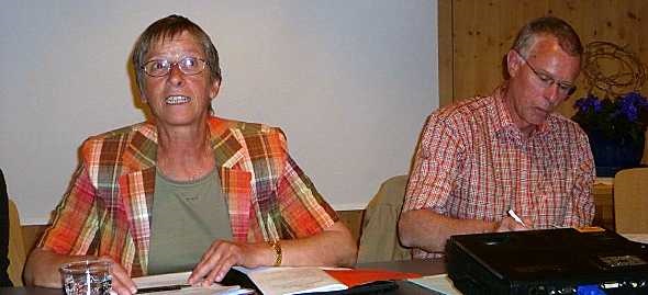 Die Präsidentin Ruth Kilchör und der Leiter der «bergquelle», Beat Pignolet informieren die Vereinsmitglieder über grosse Projekte.