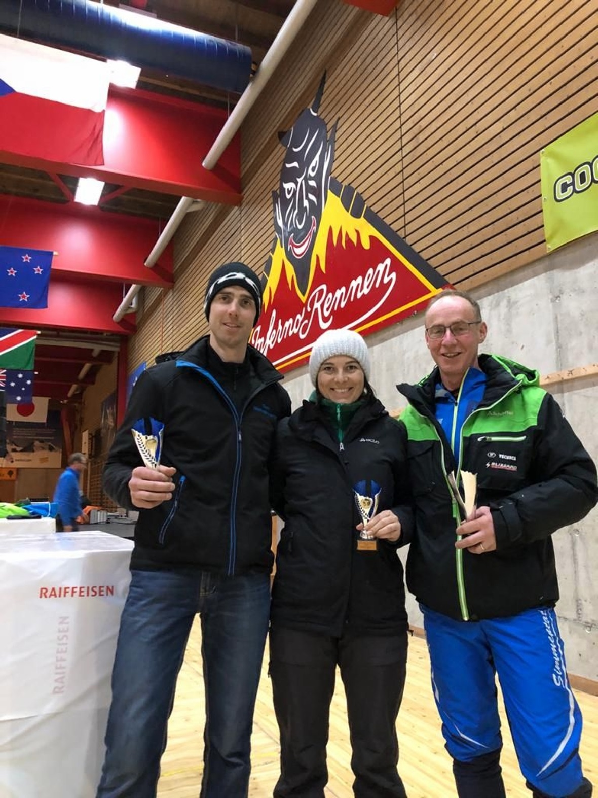 Die Preisgewinner des Team Niedersimmentals beim Inferno Langlauf mit Patrick Zü...