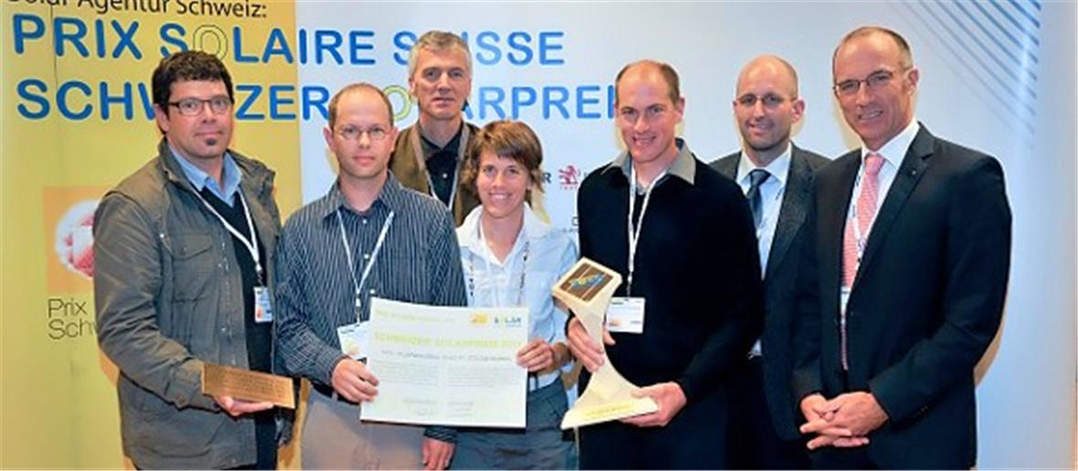 Die Preisträger des Schweizer Solarpreis 2011 Franziska und Mike Schletti (Mitte) wurden für ihren 147%-PlusEnergieBau in der Kategorie B (Neubauten) mit einem PlusEnergieBau®-Diplom ausgezeichnet.