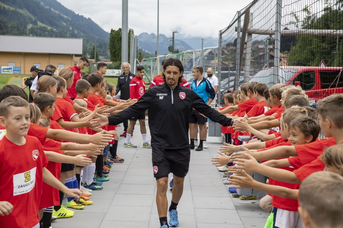 Die Profis vom FC Thun liefen durch ein Spalier.