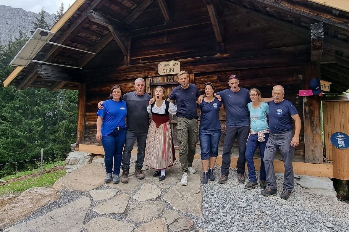 Die Projektgruppe führte den Grimmijutz vor der frisch renovierten Sennhütte auf...