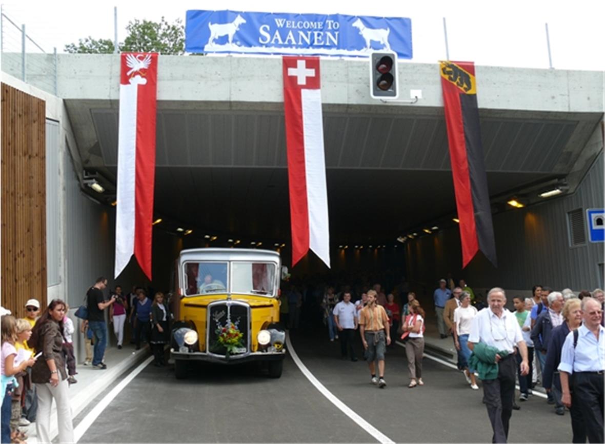 Saanen ist endlich vom Durchgangsverkehr befreit Die Prominenz durfte als Erste mit dem Postauto das Tunnel durchfahren. Sie wurde von vielen Besuchern zu Fuss begleitet.