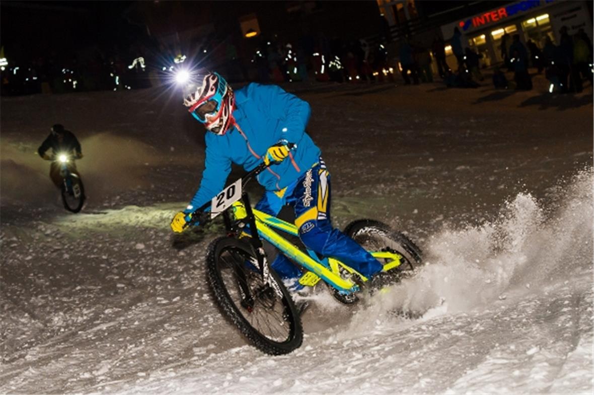 Die Radfahrer rasen mit Ihren Bikes die Piste hinuter.