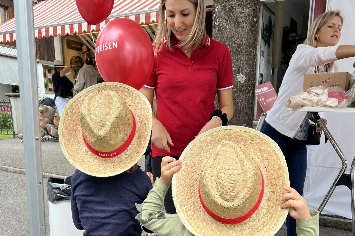 Die Raiffeisen Bank beschenkt die Kleinsten mit lässigen Sommerhüten und Luftbal...