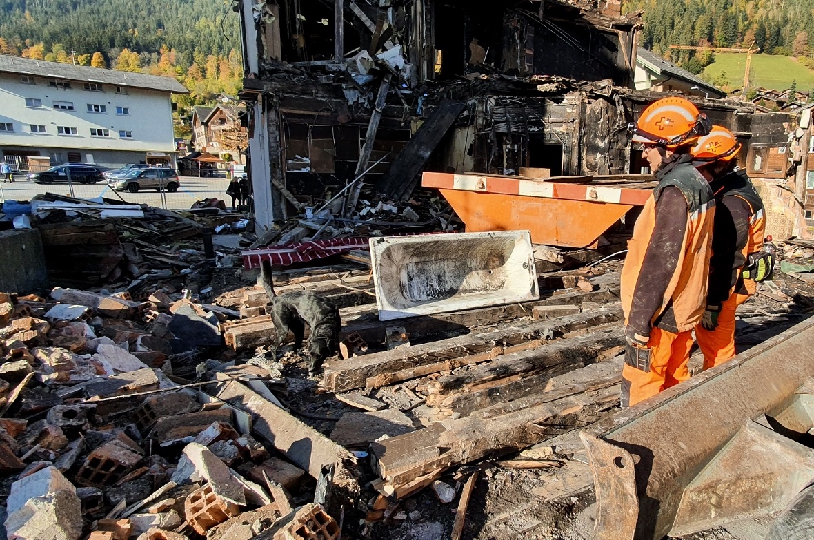 Die Redog-Hundeführerinnen trainierten mit ihren Hunden in den Trümmern der abge...