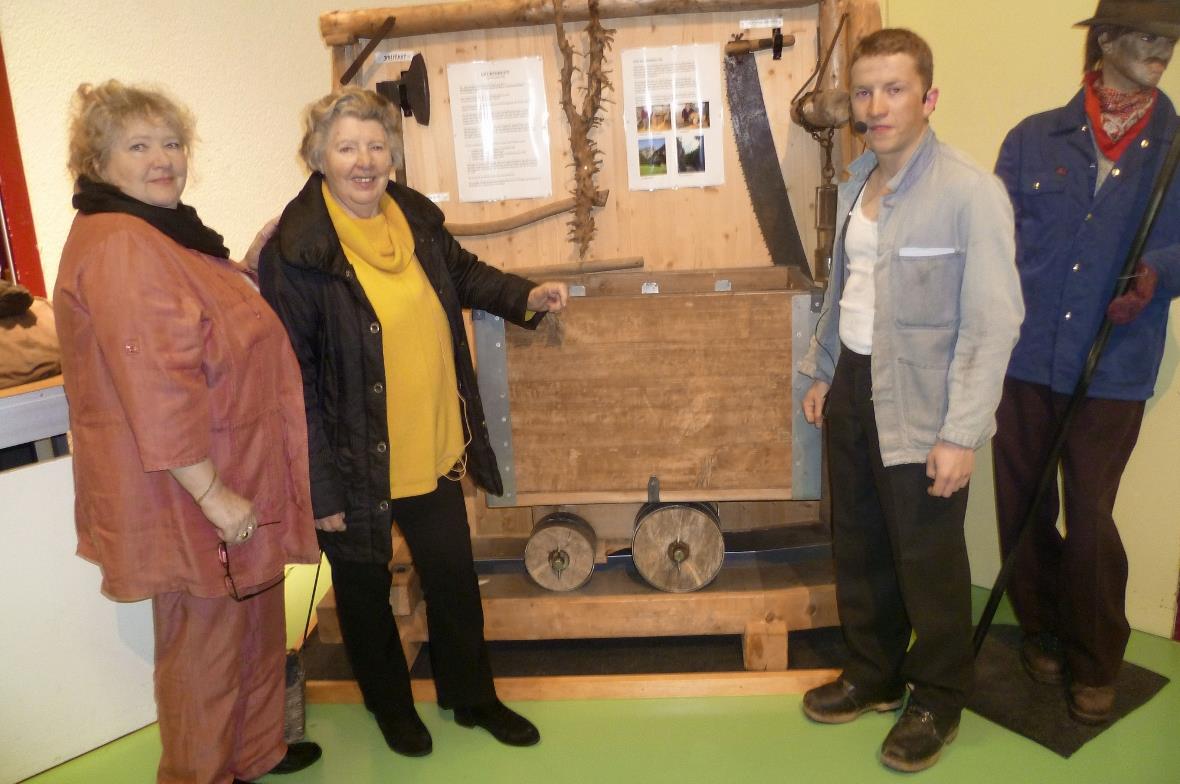Die Referenten vor dem «Grubenhund» (von rechts): Joram Pollak, Edith Kammer und ihre Tochter Sylvia Krayenbühl.