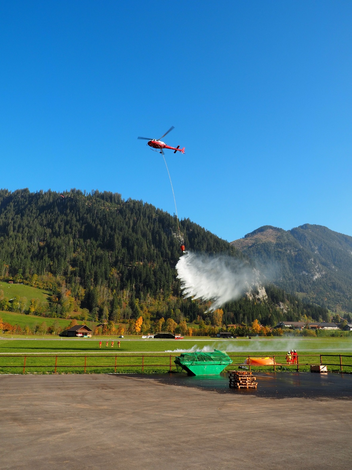 Die Rega löschte einen Brand aus der Luft.