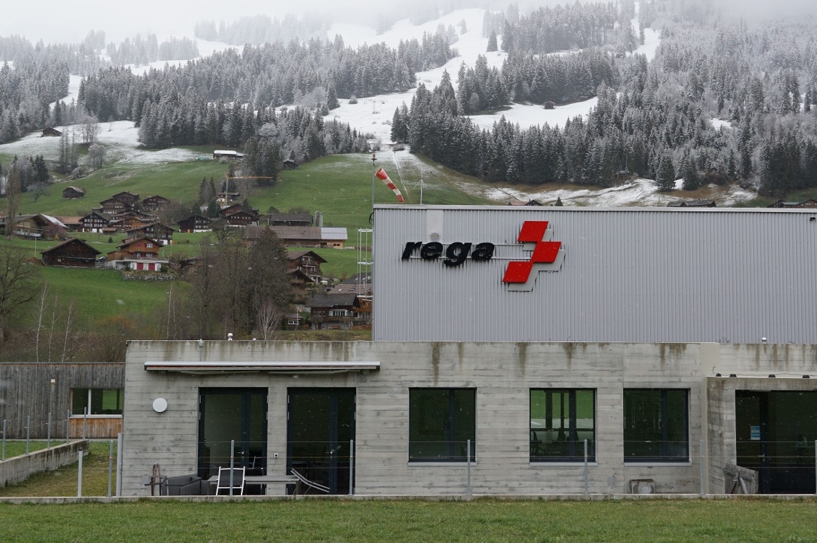 Die Rega will in Zweisimmen ausbauen: An der linken Gebäudeseite soll ein Stockwerk mit Aufenthaltsräumen hinzugefügt werden.