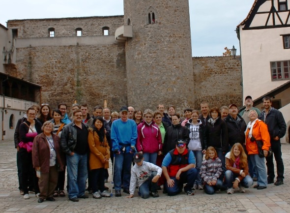 Die Reisegruppe bei der Burg in Strakonice.