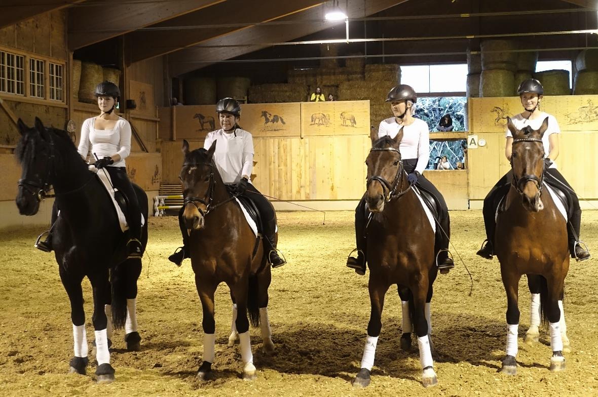 Die Reiterinnen und ihre Pferde erfreuten die Gesellschaft in der Reithalle Lenk...