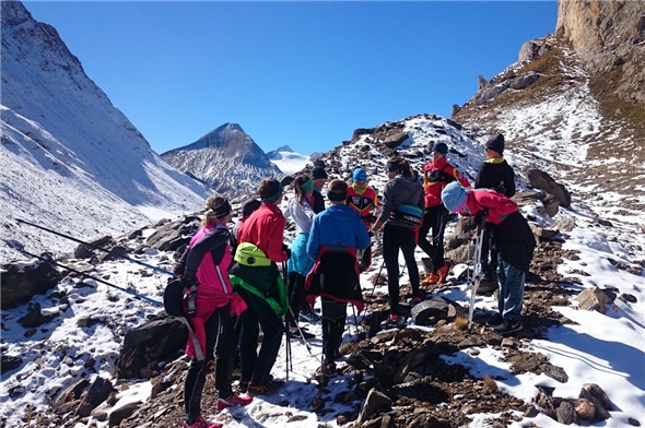 Die Renngruppe JO Langlauf während einer kurzen Pause im Val Corno.