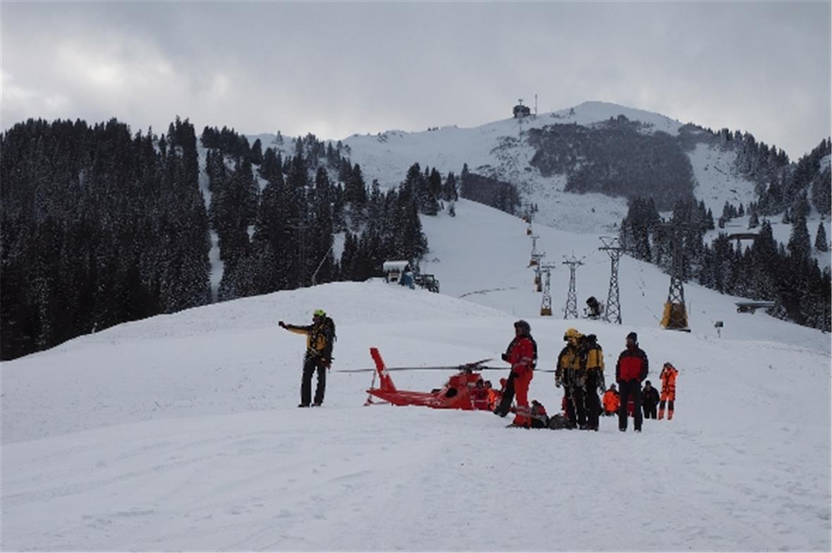 Die Retter warten am Boden auf den Helikopter