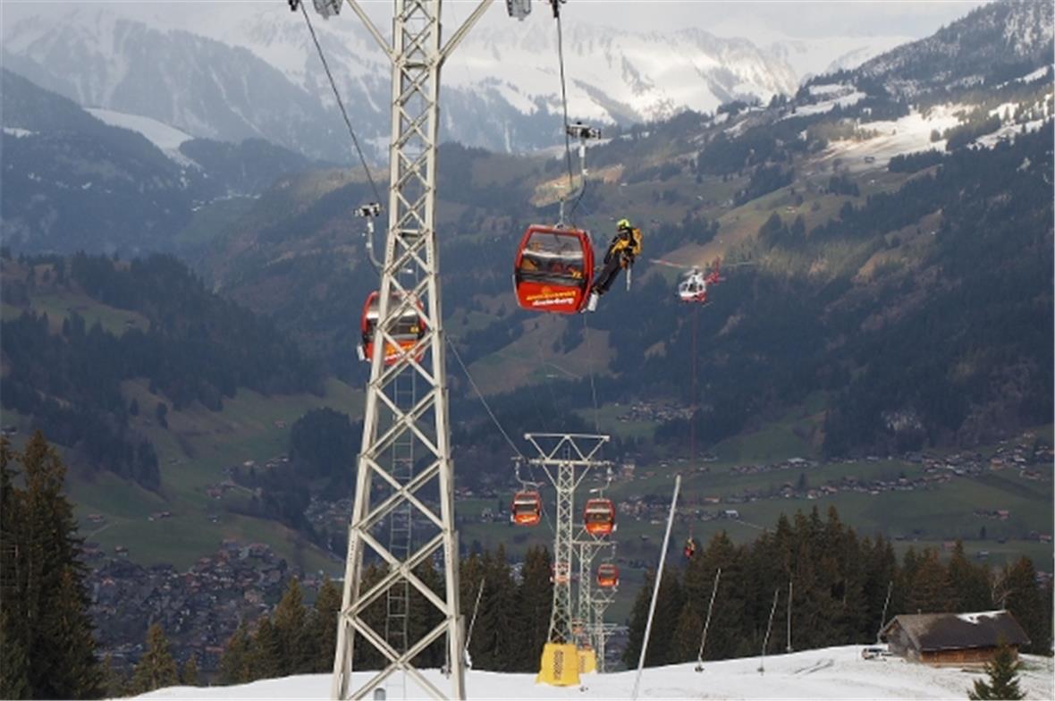 Die Retter werden vom Heli auf die Gondeln abgesetzt und die Passagiere danach m...