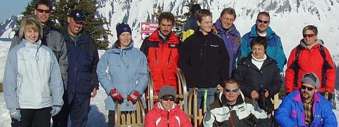 Schlittelplausch auf der Wispile Die Routiers-Mitglieder beim Berghaus Wispile vor der rasanten Schlittelabfahrt.