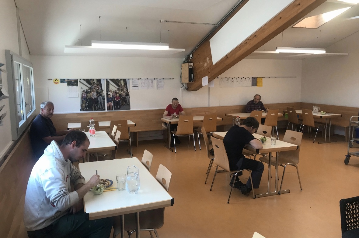 Die Ruhe ist auch beim sonst geselligen Mittagessen spürbar.