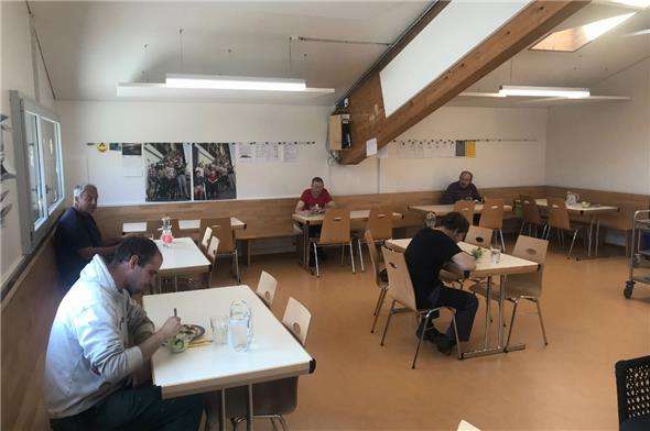 Die Ruhe ist auch beim sonst geselligen Mittagessen spürbar.