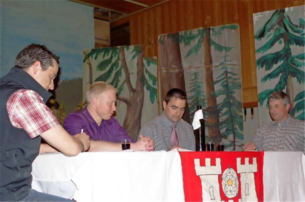 Die SVP-Partei-Präsidenten Hans Wenger, Diemtigen; Michael Blatti, Oberwil; Thomas Knutti, Därstetten-Weissenburg und Walter Schütz Erlenbach legten Weltwoche Verleger Roger Köppel mit ihrem Stammtisch-Sketch zur Affäre Hildebrand einen Steilpass vor.