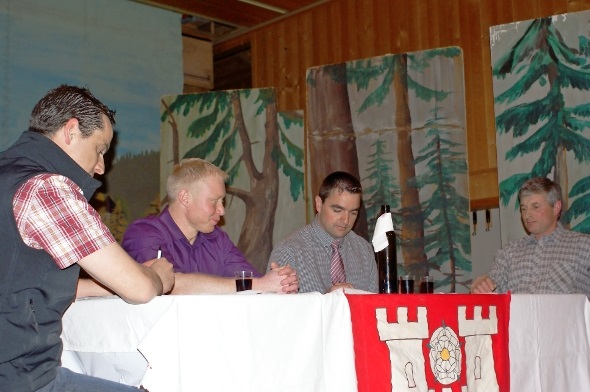 Die SVP-Partei-Präsidenten Hans Wenger, Diemtigen; Michael Blatti, Oberwil; Thomas Knutti, Därstetten-Weissenburg und Walter Schütz Erlenbach legten Weltwoche Verleger Roger Köppel mit ihrem Stammtisch-Sketch zur Affäre Hildebrand einen Steilpass vor.