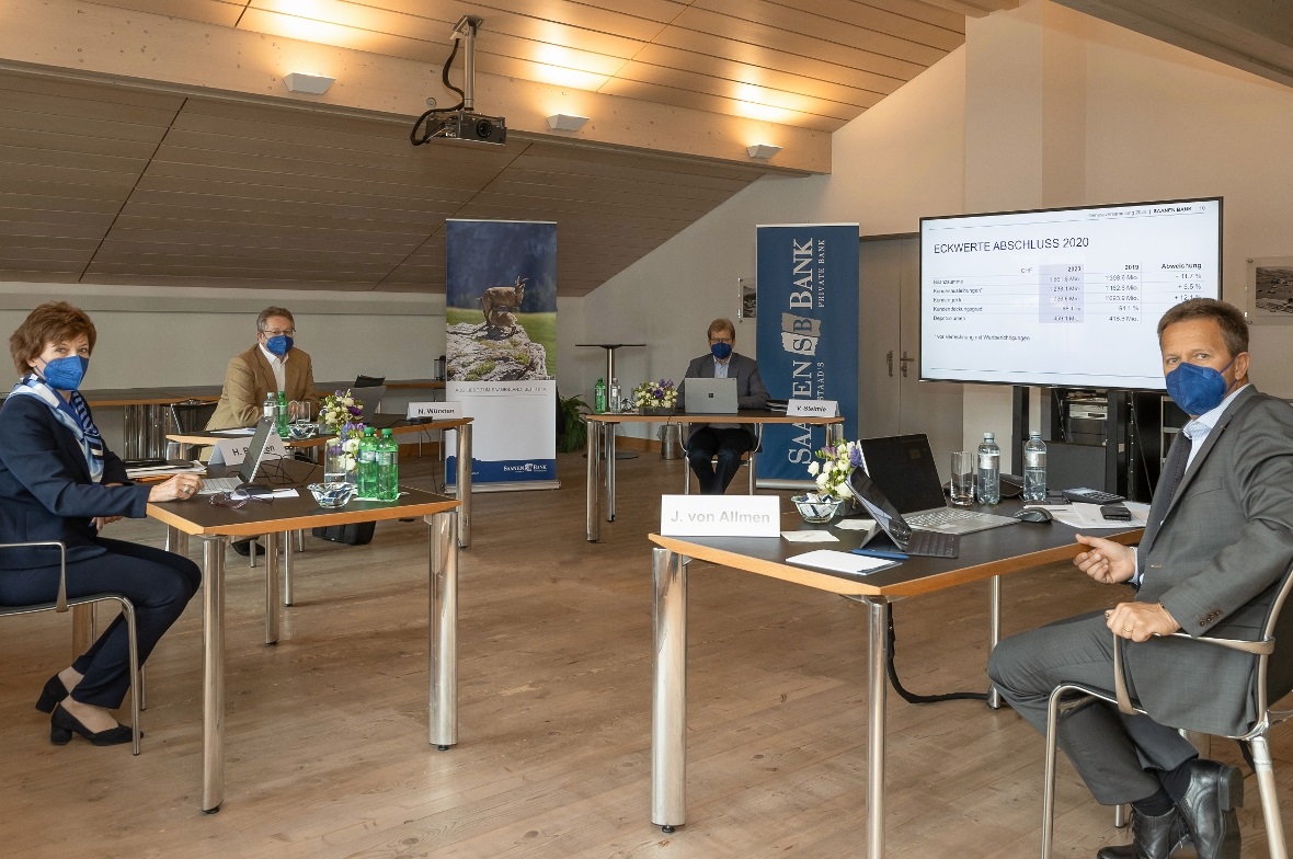 Die Saanen Bank Generalversammlung ohne Publikum: Heidi Reichen (Leiterin Führungsunterstützung und Sekretärin des Verwaltungsrates), Notar Niklaus Würsten (unabhängiger Stimmrechtsvertreter), Victor Steimle (Präsident des Verwaltungsrates) und Jürg von Allmen (Vorsitzender der Geschäftsleitung).