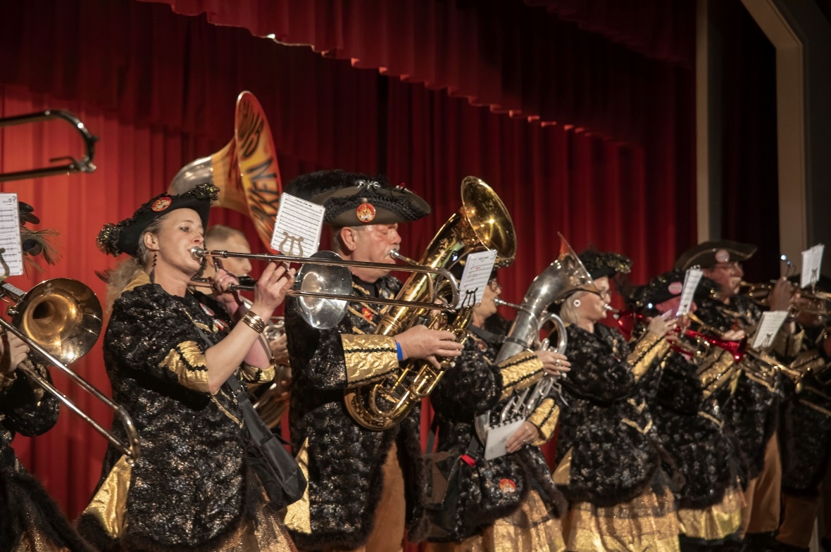 Die Säins Tschikken Uetendorf fielen von Kopf bis Fuss auf.