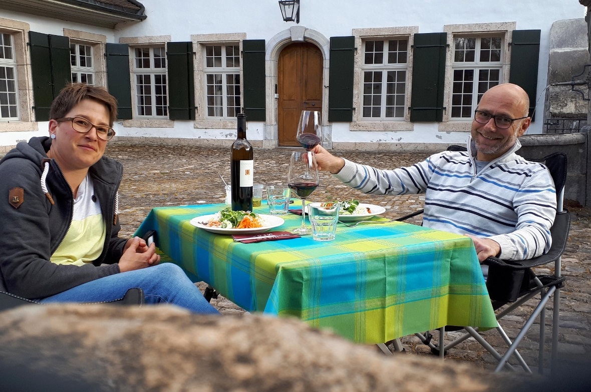 Die Salat-Vorspeise aus der Hüsy-Küche im Schlosshof Blankenburg genossen.