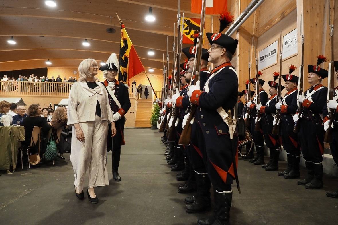 Die Salutschüsse beugten sich dem Schlechtwetterprogramm: Dennoch war die Ehrenformation in ihren blau-roten Uniformen der Berner Milizinfanterie von 1784 ein würdiger Hingucker – speziell, als Anne Speiser sie abschritt. Die rund 30 Kantonspolizisten präsentierten ihre Vorderlader-Steinschlossgewehre in der Simmental Arena, ohne sie abzufeuern.