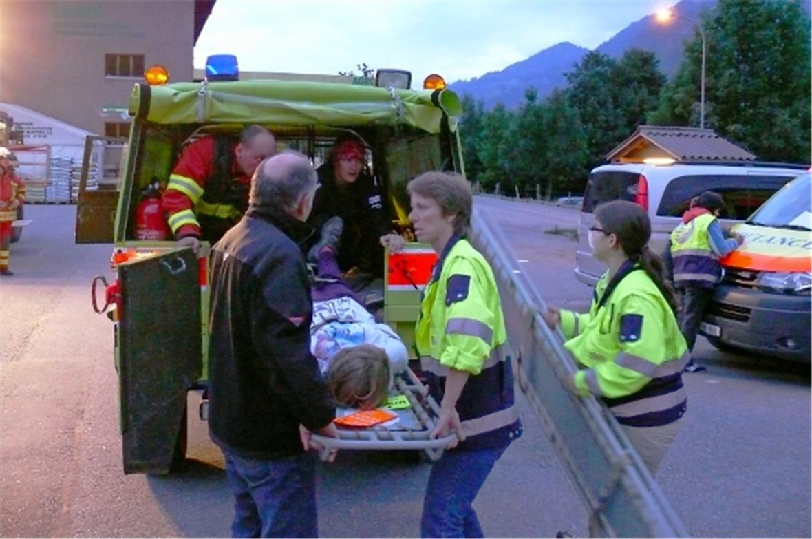 Die Samariter beim Transport eines Verletzten zum «Verwundetennest».