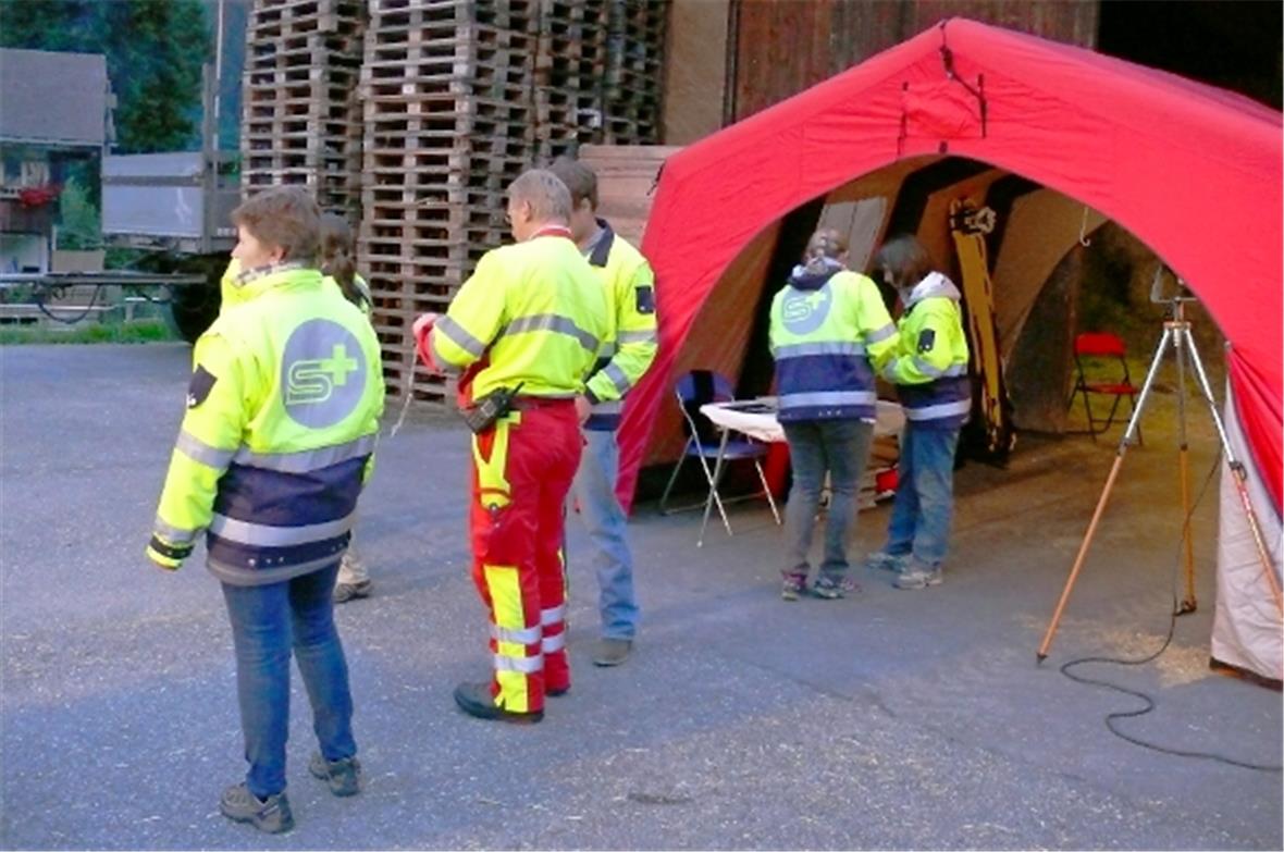 Die Samariter warten, bis die ersten Verletzten aus dem Unfallfahrzeug befreit werden. Im Vorzelt wird die Triage der Verletzten gemacht, im Landischopf wurde das «Verwundetennest» eingerichtet.