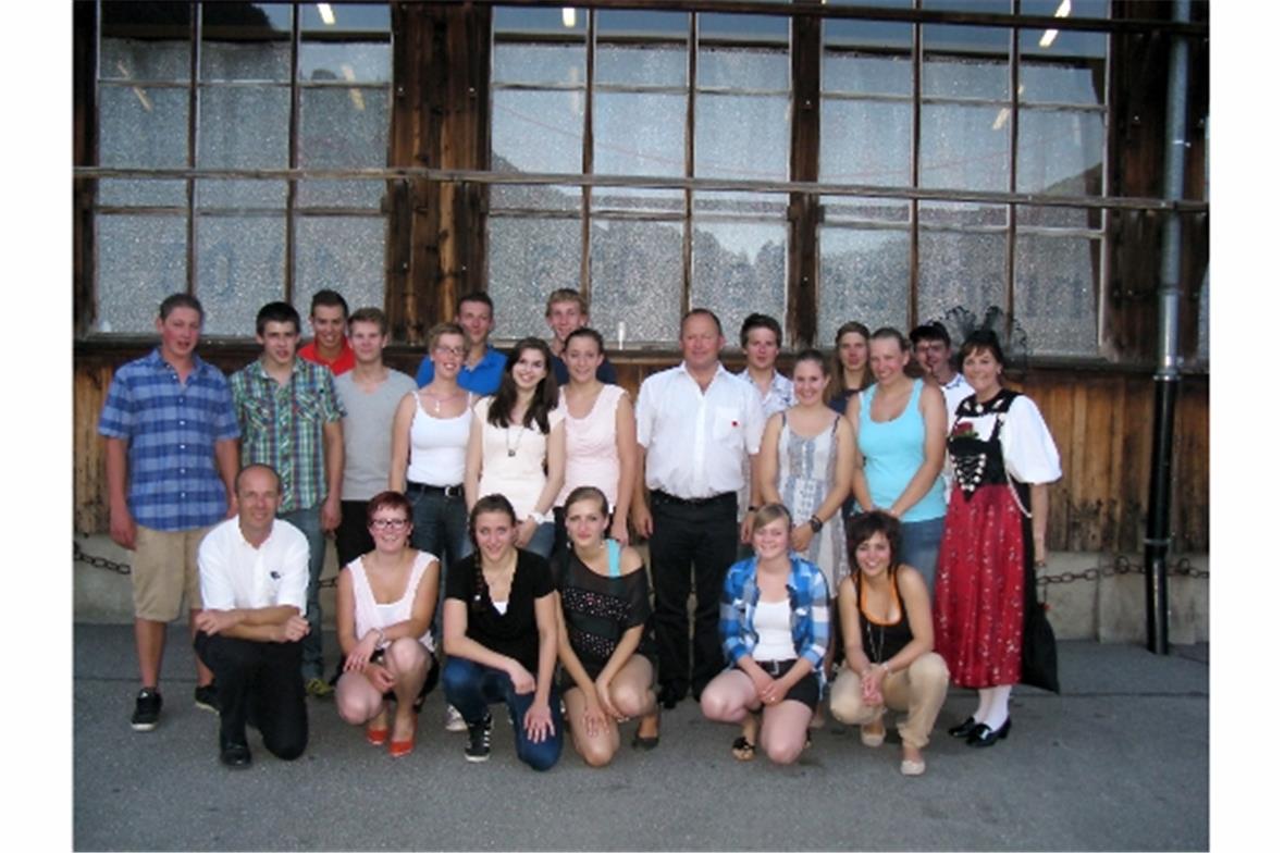 Die Schar der Zweisimmer JungbürgerInnen mit Nationalrat Andreas Aebi (ca Mitte), Gemeindepräsidentin Christiane Griessen (rechts, in Tracht) und Vize-Gemeindepräsident Matthias Matti (links vorne)