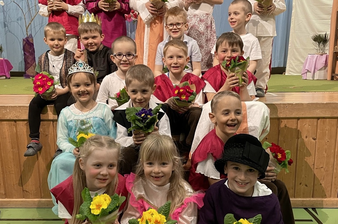 Aschenputtel in der Version des Kindergartens Oberwil Die Schauspiel-Truppe in vollem Kostüm – vor und auf den Brettern, die die Welt bedeuten.
