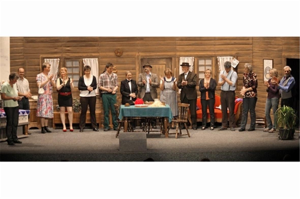 Die Schauspieler bedanken sich beim Publikum für den Applaus.