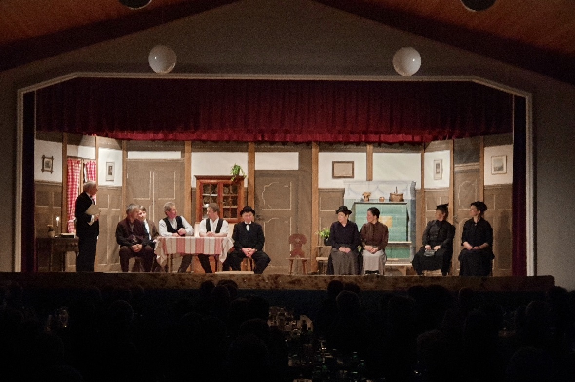 Die Schauspieler samt Bühnenbild.