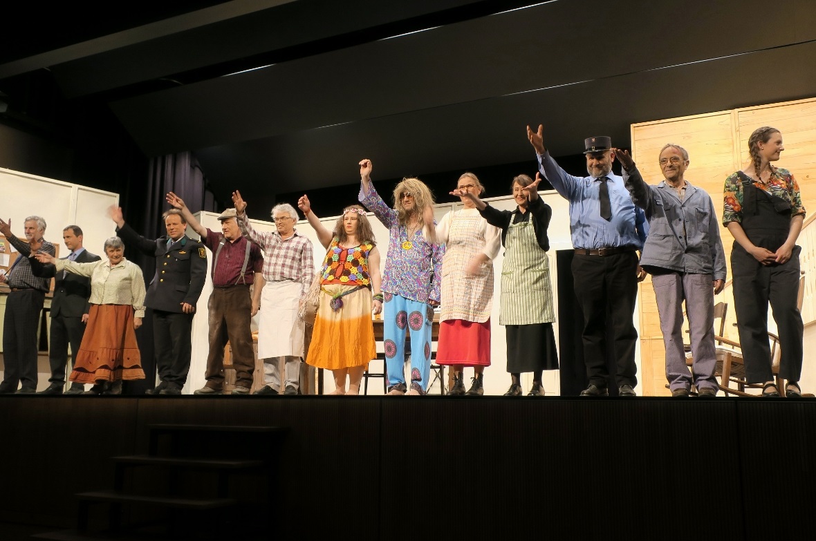 Die Schauspielerinnen und Schauspieler danken dem Publikum.