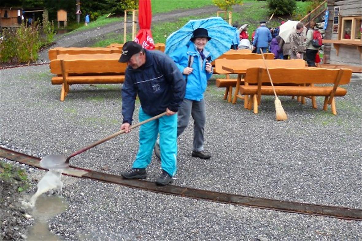 Die Schienen müssen vom vielen Wasser befreit werden, sonst schafft der Zug die ...