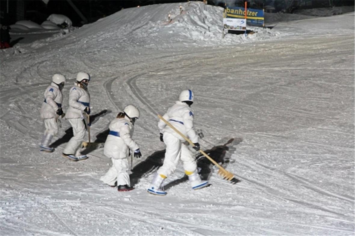 Die Schnee Heinzelmännchen von Adelboden Lenk...dänk an der Arbeit.