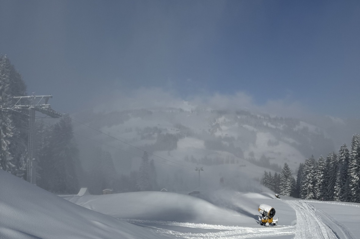 Die Schneekanonen laufen für optimale Pistenverhältnisse.