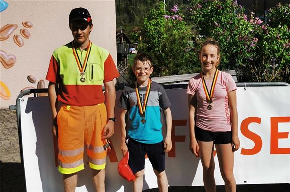 Die Schnellsten: Sven Gobeli (Sieger Sprint), Janis Wittwer (Sieger 1000m) und Aline Amstutz (Siegerin Sprint). Es fehlt Annika Maier (Siegerin 1000m).