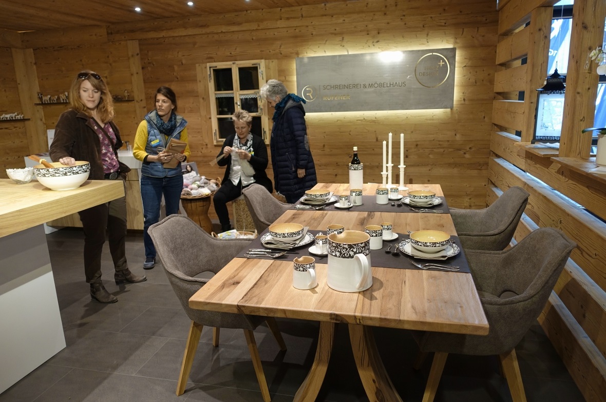 Die Schreinerei Rufener hatte an ihrem traditionell aus Holz gebauten Stand flie...