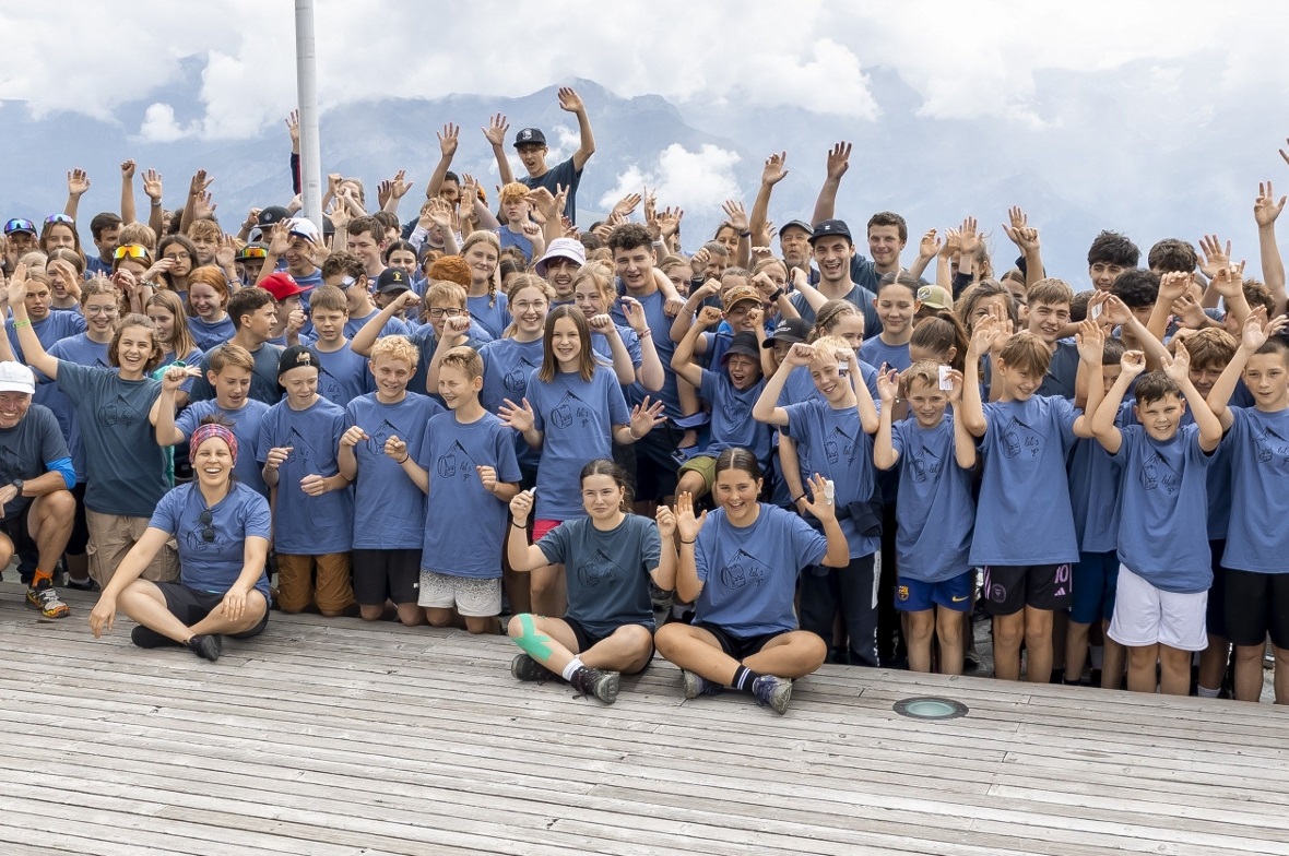 Die Schüler der 7-9 Klasse freuten sich nach dem Erreichen des Niesen.