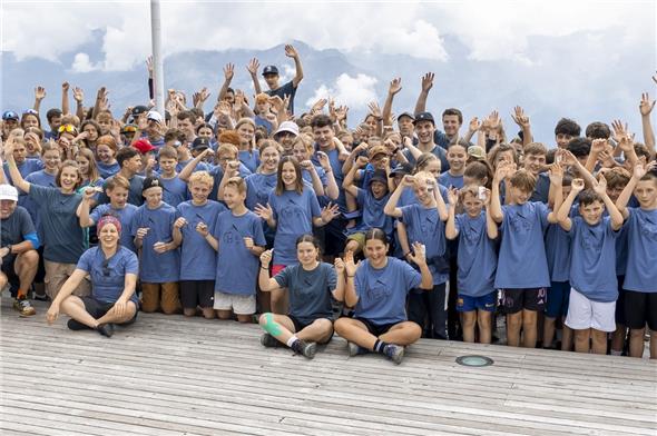 Die Schüler der 7-9 Klasse freuten sich nach dem Erreichen des Niesen.